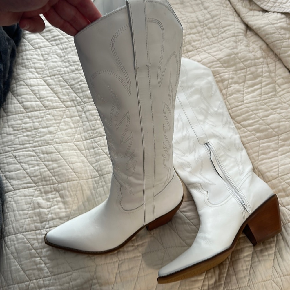 New white leather cowboy boots